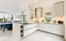 Küche mit Essraum im Superior Stadthaus